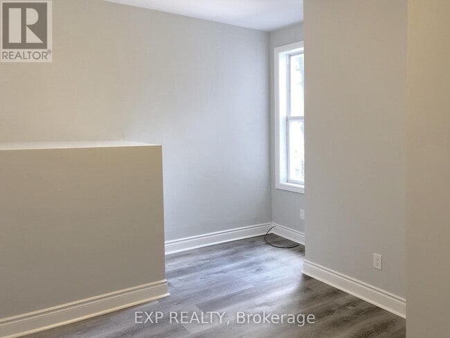 Building Photo - 2798 Dundas St W