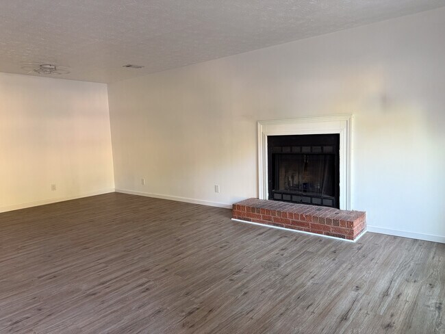 Building Photo - 1307 Sweet Pine Dr