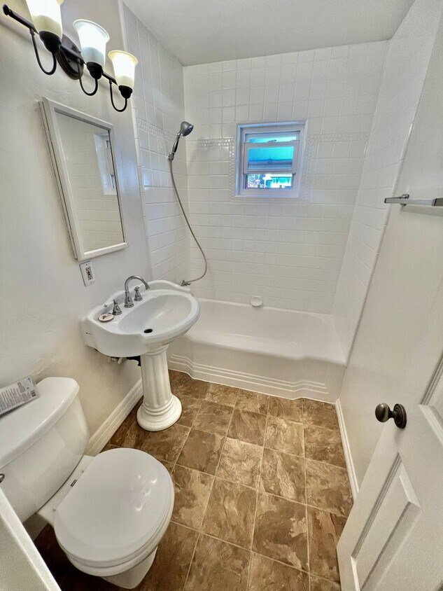 Foto principal - Walk to Beach, Garage, Yard, Hardwood Floo...