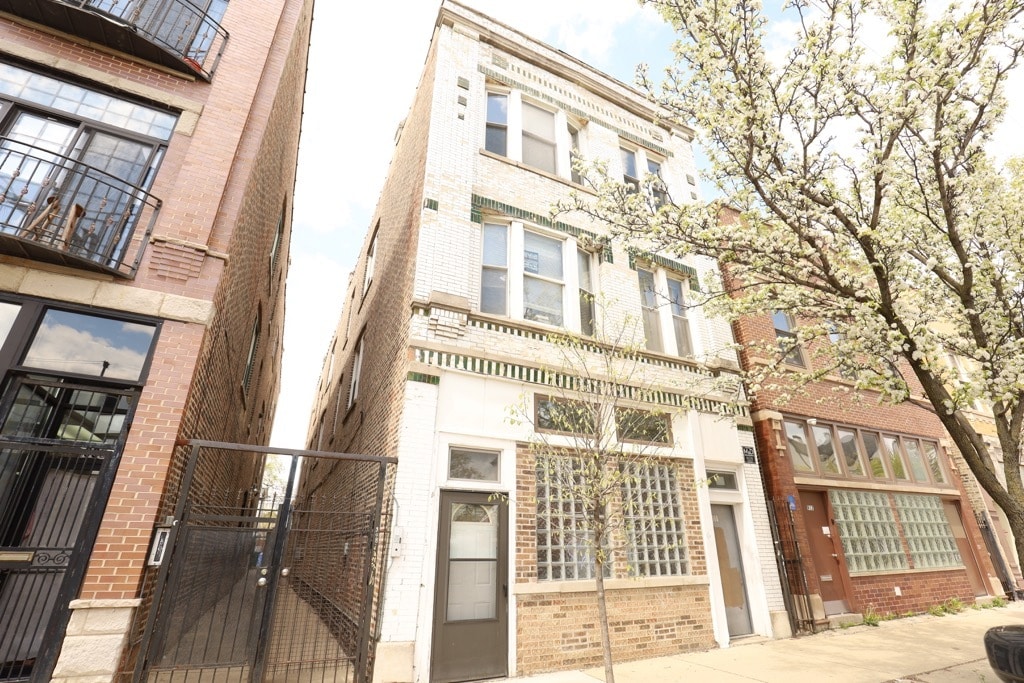 Primary Photo - 908 N California Ave
