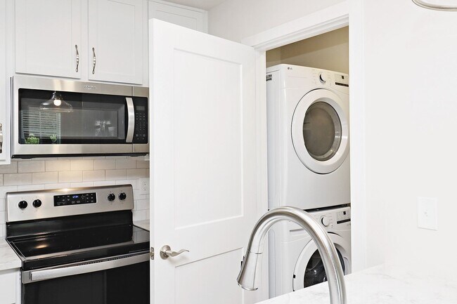 Foto del edificio - $500 Off 1st Month's Rent! Spacious Dog-Friendly Belvedere Apartment