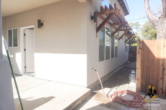 Building Photo - 125 B St