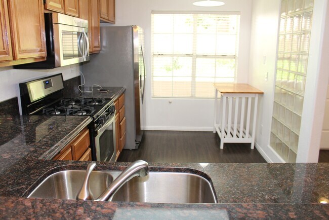 Kitchen - 415 Townsquare Ln