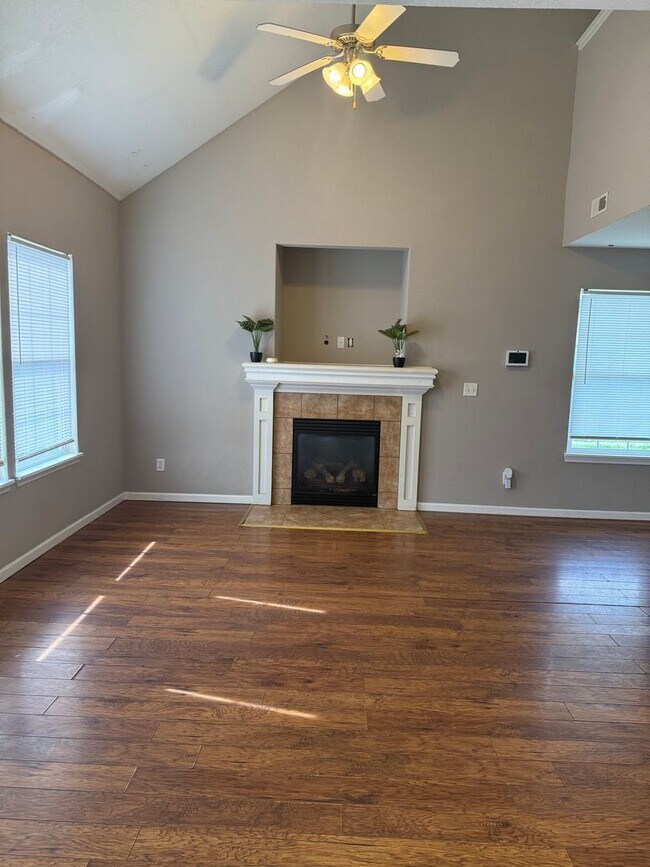 Foto del edificio - Charming Townhome, Prime Location, Cozy Li...