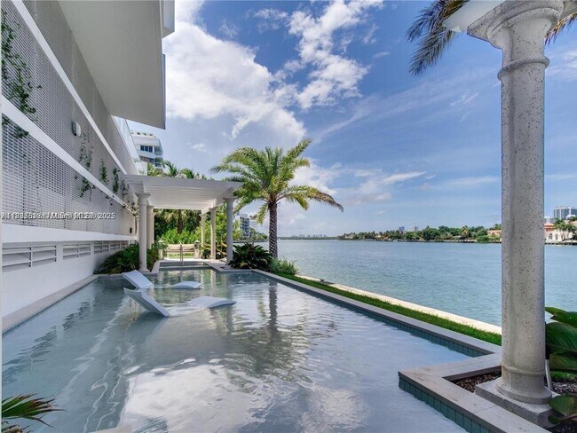Foto del edificio - 9821 E Bay Harbor Dr