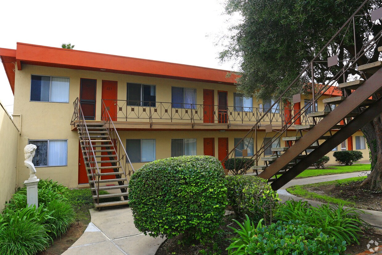 Americana and Il Pompeii Apartments in Torrance, CA