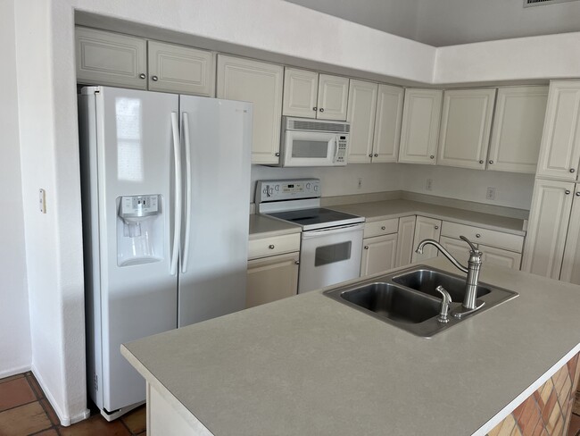 Building Photo - 6628 W Kristal Way