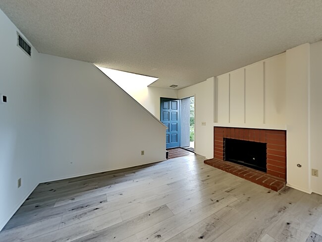 Building Photo - 23541 Victory Blvd