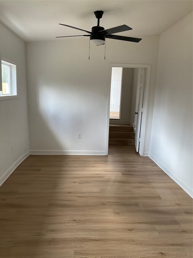 Building Photo - 326 E 1st St