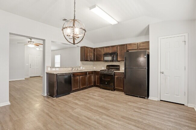 4 Bed, No Carpet Home in Kyle, Available for Immediate Move-In - 4 Bed, No Carpet Home in Kyle, Available for July Move-In