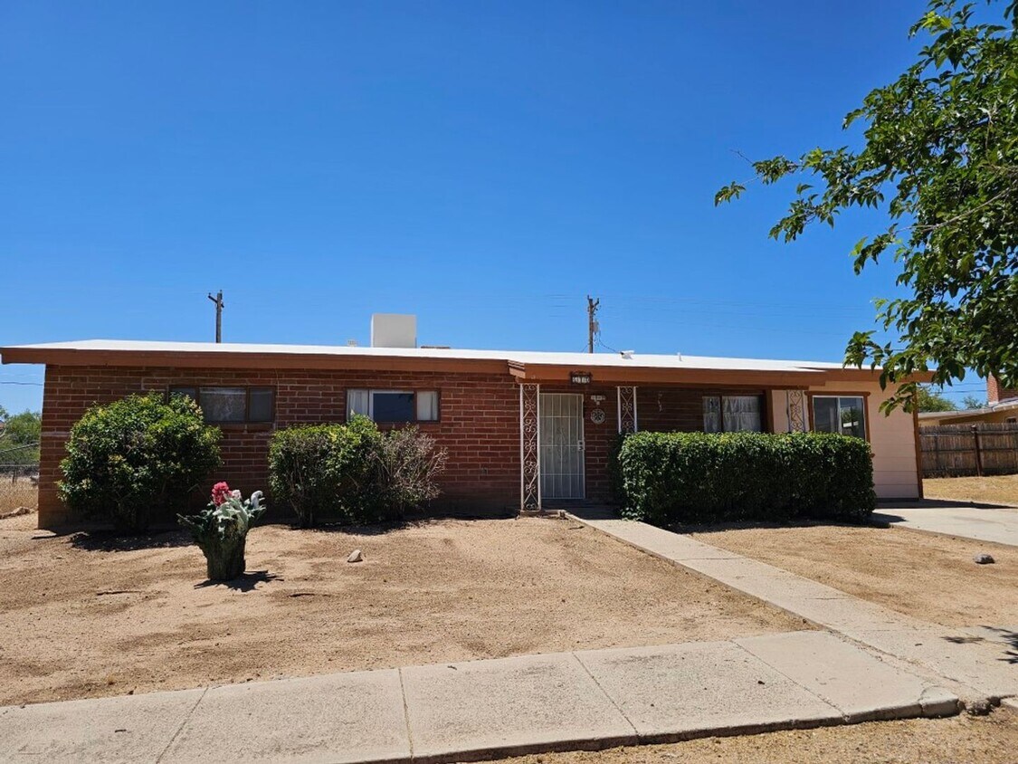 Primary Photo - Brick Charmer in established neighborhood