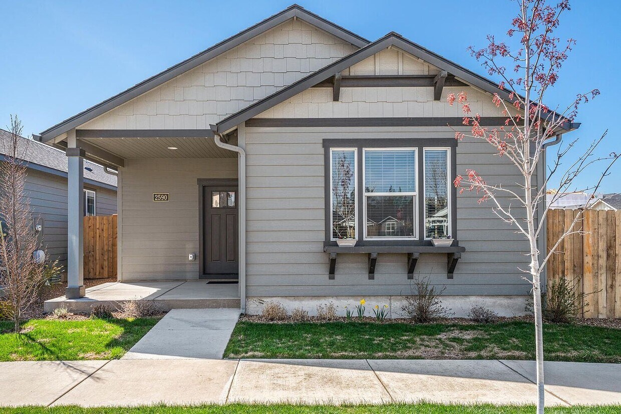 Foto principal - Newer 3 Bedroom / 2 Bathroom Home In NW Re...