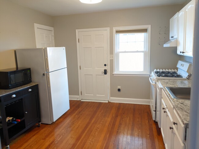 kitchen - 736 Braeside Rd
