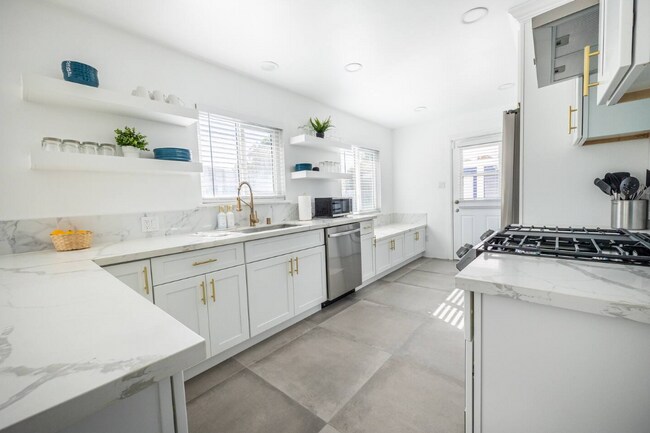 Foto del edificio - 3538 Roslyn St