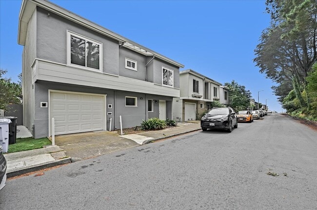 Building Photo - Light Filled Newly Remodeled Home w/ Fanta...