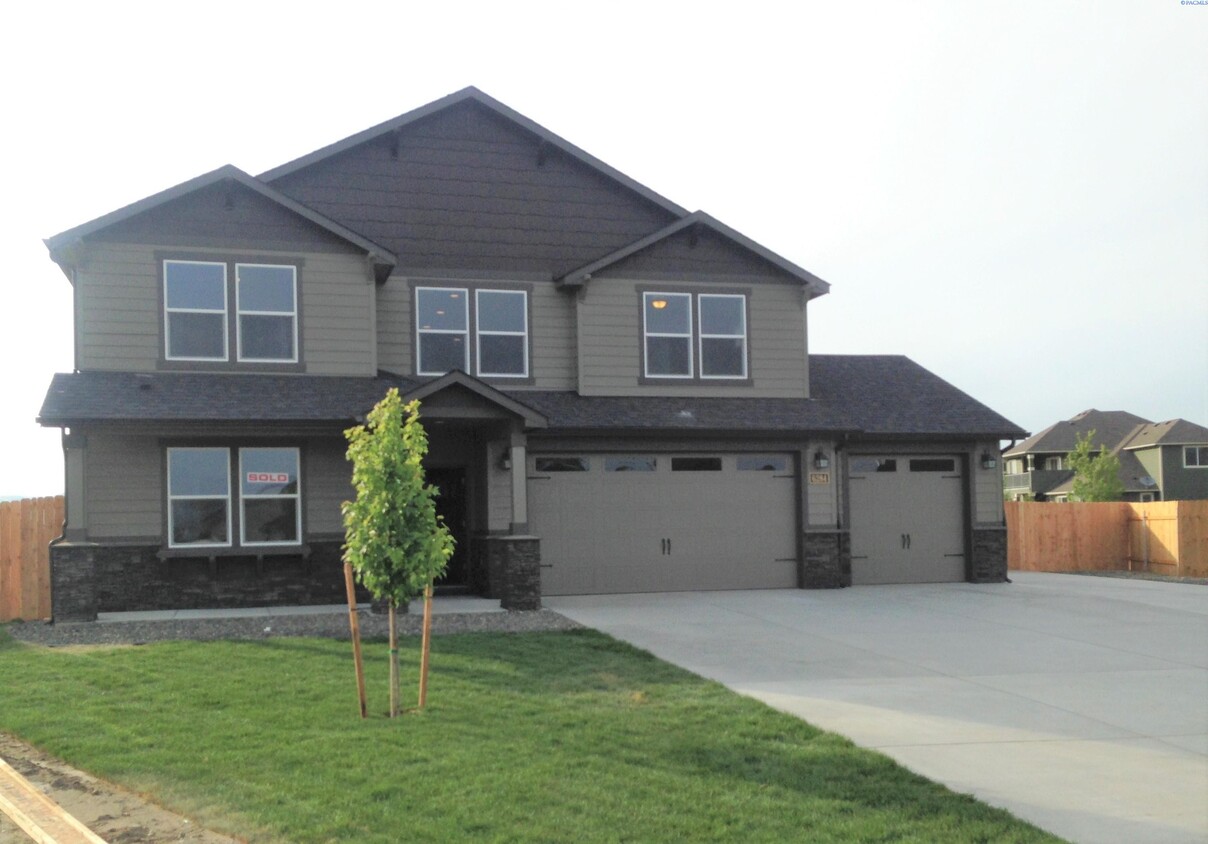 Foto principal - 4 Bed 2.5 Bath Large West Richland Home