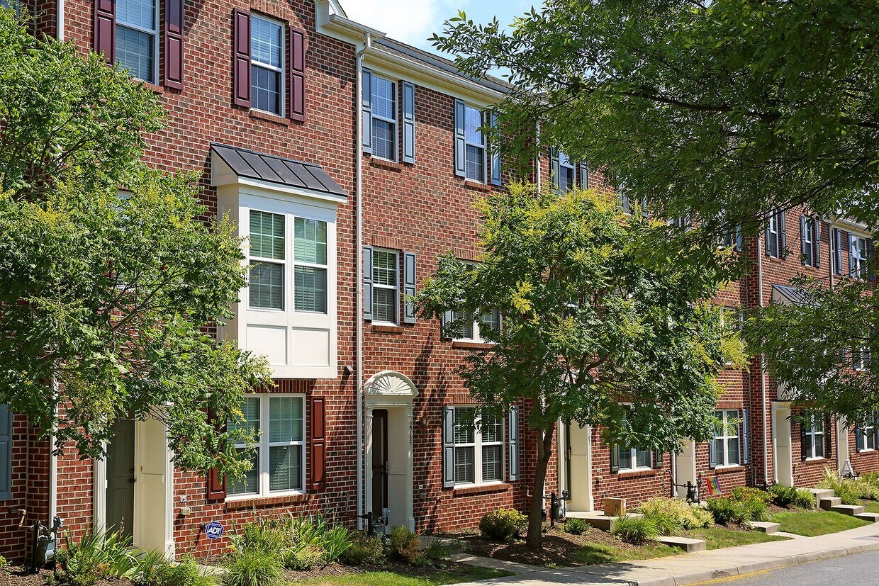 Foto principal - Spacious Townhome Within Walking Distance ...