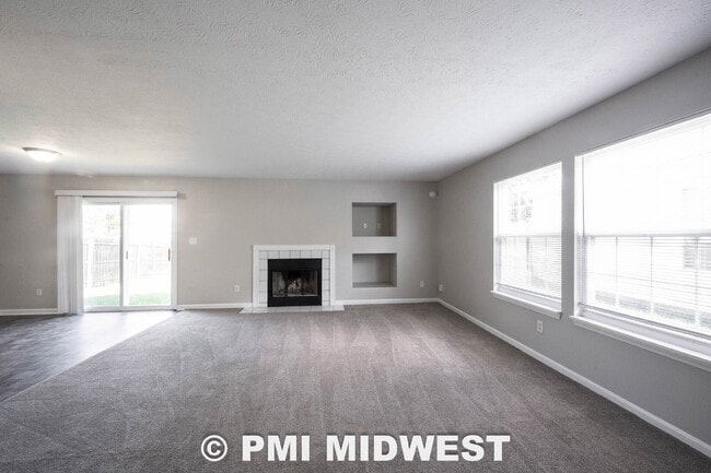 Building Photo - Great 3 Bedroom 2.5 Bathroom Home on the upper east side of Indy!