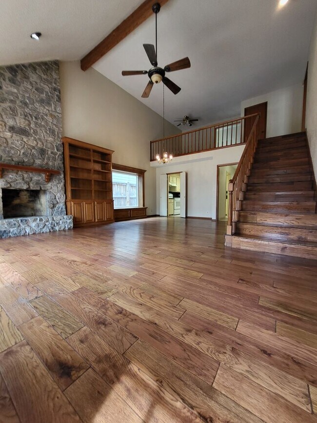 Building Photo - (3) Bed/(3) Bath + Loft in West Norman Ava...