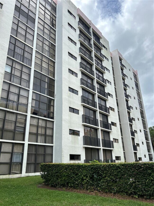 Foto del edificio - 16909 N Bay Rd