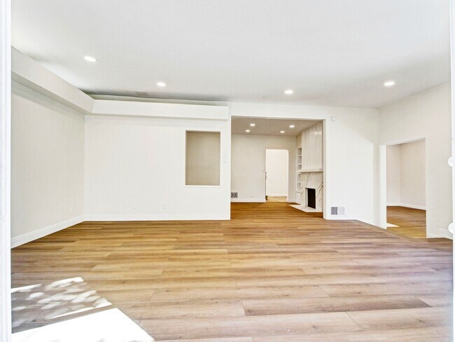 Building Photo - 10563 Lindbrook Dr