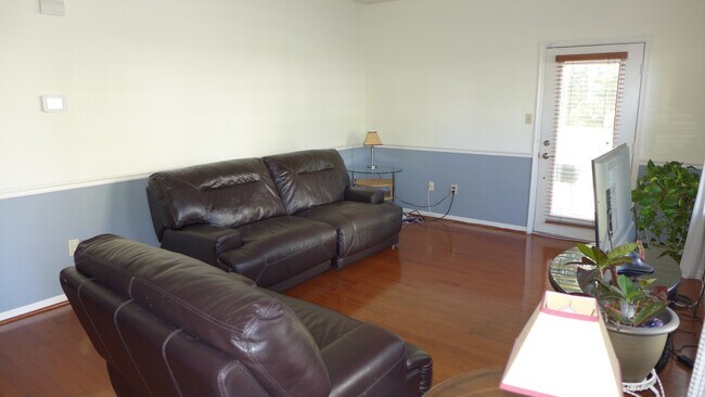 Foto del edificio - 1426 Nutwood Ct