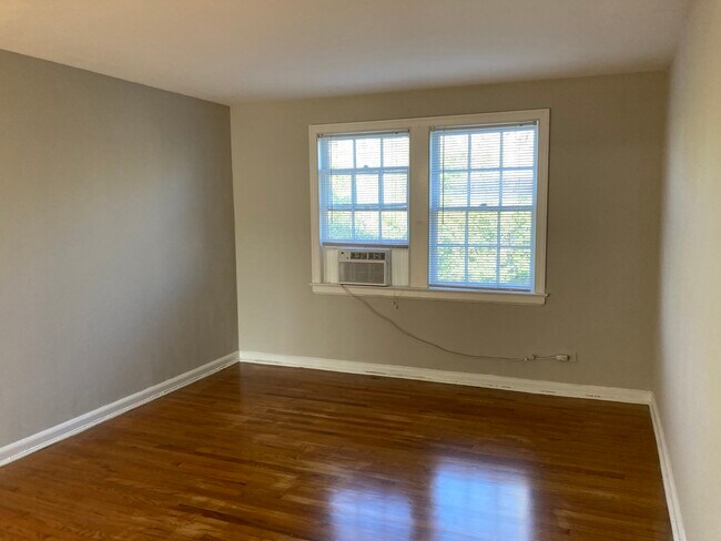 Building Photo - 2856 Fairway Dr