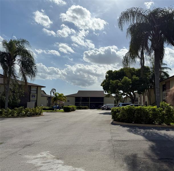 Foto del edificio - 10027 Winding Lake Rd