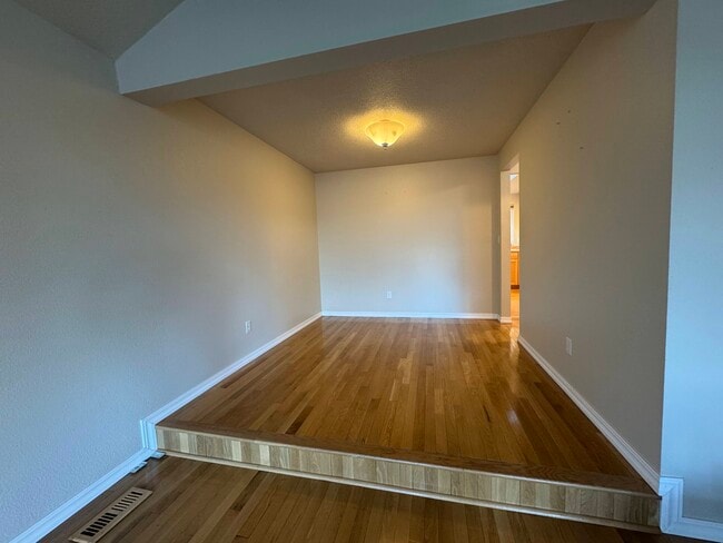 Building Photo - 9775 SW Robbins Dr