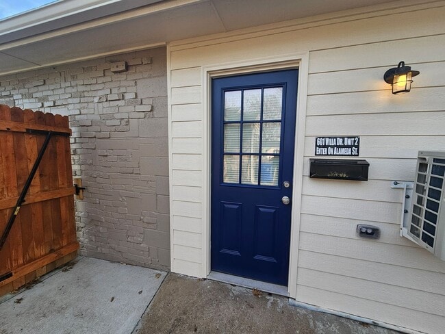 Foto del edificio - (1) Bed/(1) Bath Newly Remodeled Avail Mid-July! Direct Access off Alameda.