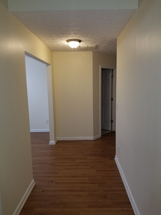 Foto del edificio - LOCATION! LOCATION! 4 BEDROOMS 2.5 BATHS