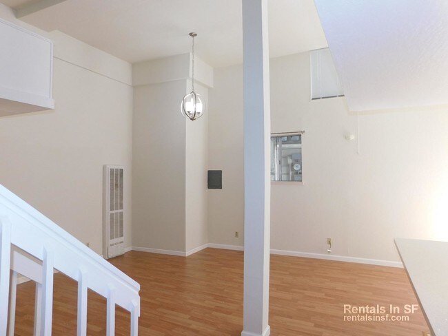 Building Photo - LARGE unique apartment with two lofts!