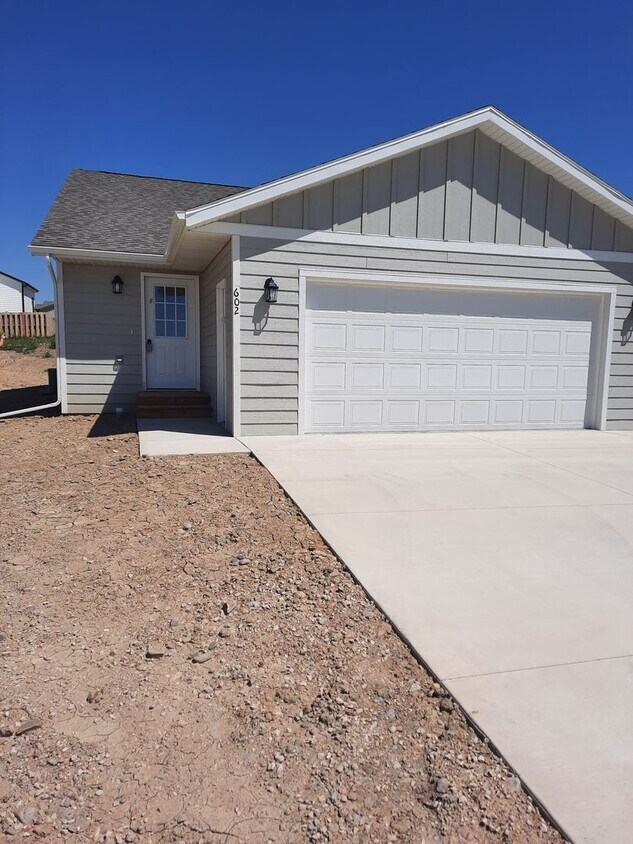 Foto principal - 4 BED | 2 BATH | DOUBLE GARAGE | RAPID VALLEY