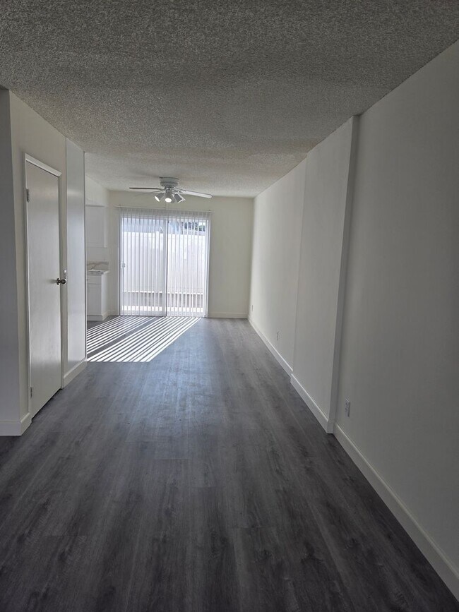 Building Photo - Townhouse style Condo in Anaheim