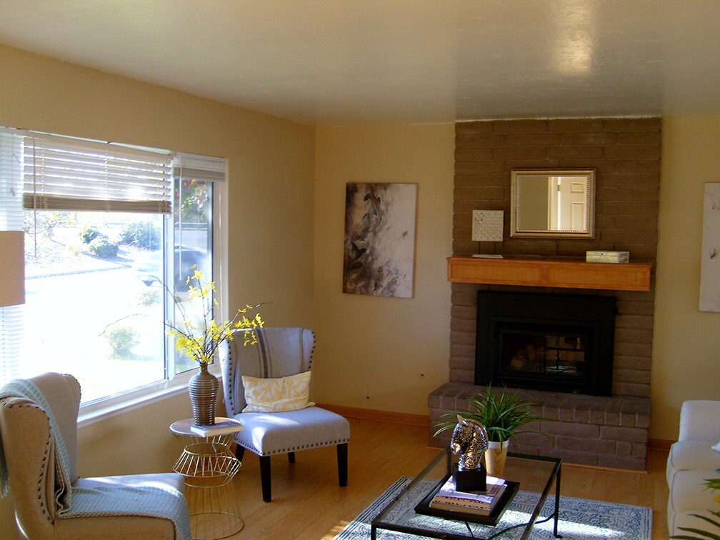 Primary Photo - 991 Wren Dr