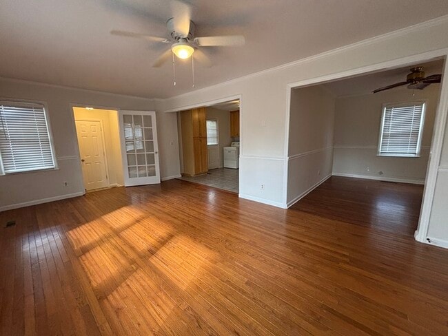 Foto del edificio - 3 Bedroom/1.5 Bath Charming House Large Fenced Yard