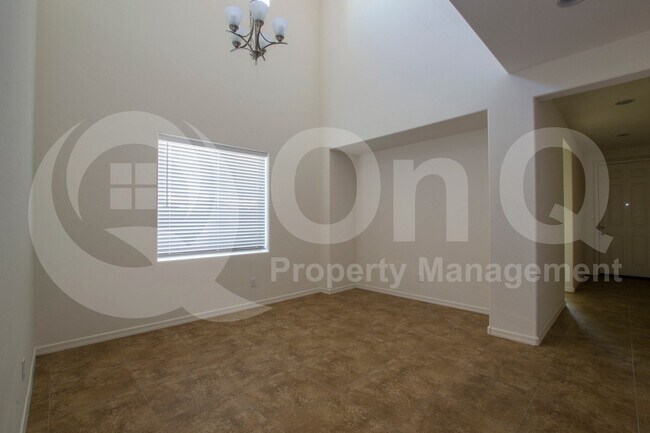 Foto del edificio - 1120 E Blue Spruce Ln