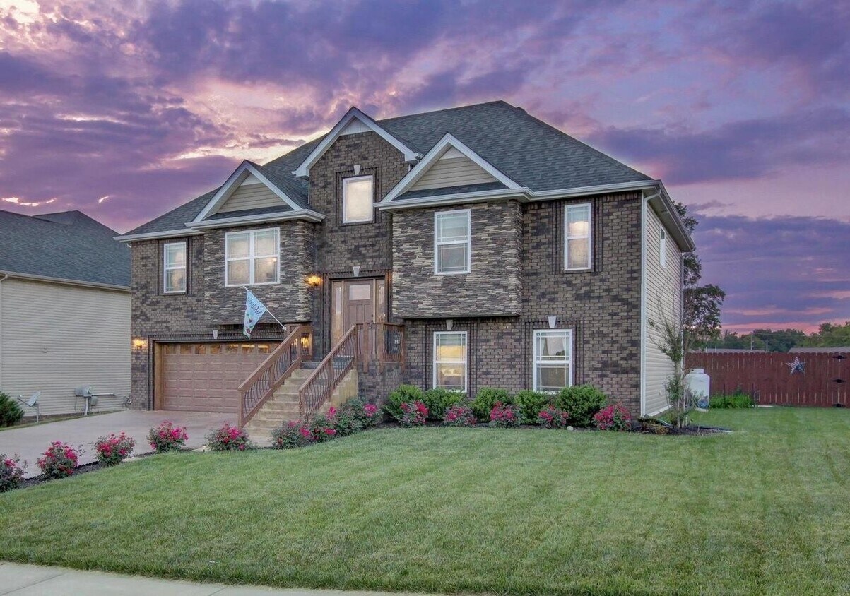 Foto principal - Five Bedroom in Henry Place!