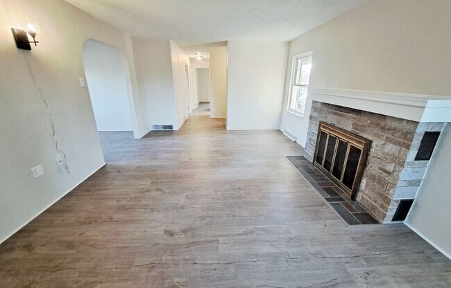 Foto del edificio - 3 Bed / 1-1/2 Bath Single Family Home w/ 2-Car Garage