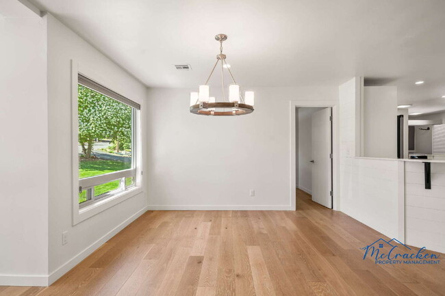 Building Photo - Modernized Spacious 3 Bedroom Home with Lu...