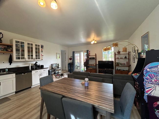 Building Photo - 3328 Military Ave