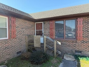 Building Photo - 402 Holly Ct