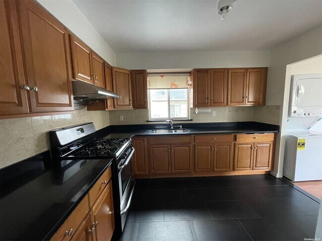 Foto del edificio - 221-75 Horace Harding Expy