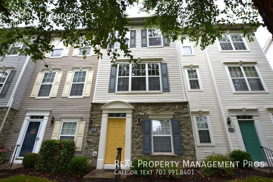 Primary Photo - Charming 2 Bedroom, 2 Bath Townhouse For R...