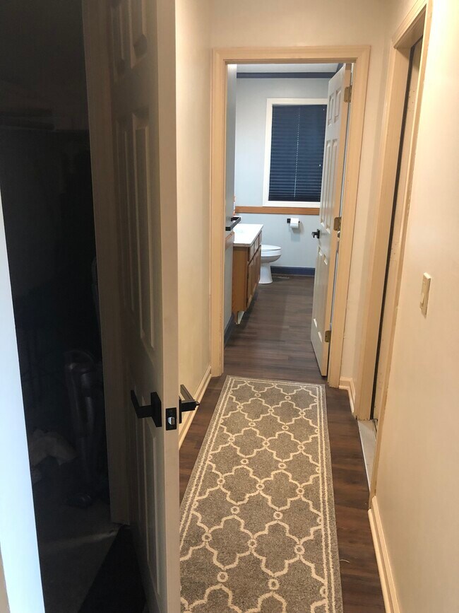 Hall a la derecha de la entrada - 120 Courtyard Ln