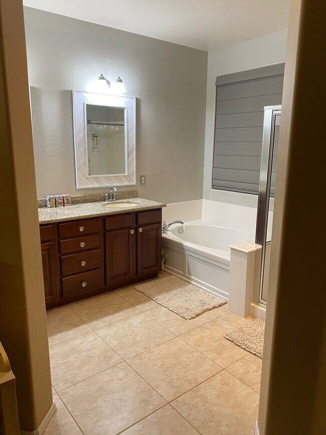 Foto del edificio - Upgraded and Spacious 5 Bed/3 Bath in Northwest Phoenix