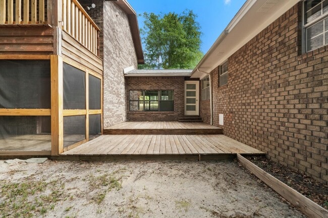 Building Photo - 255 Brackin St