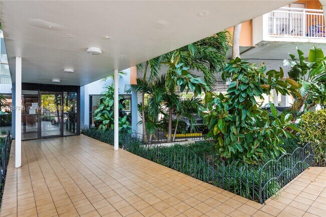 Foto del edificio - 2025 NE 164th St