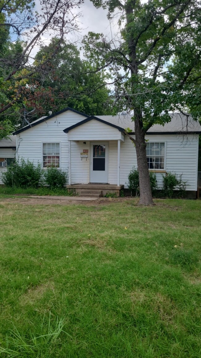 Building Photo - 402 N B St