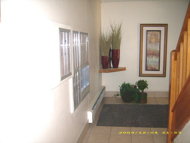 Foto del edificio - 7019 W Irving Park Rd